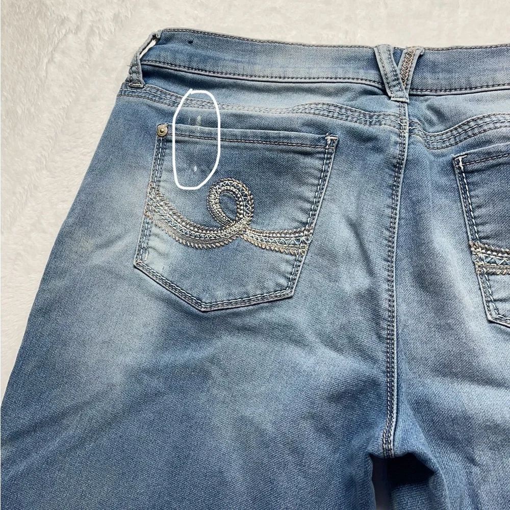 Seven 7 Women’s Capri Jeans Denim Embroidery Back Pockets Distressed Size 14 - Picture 12 of 15